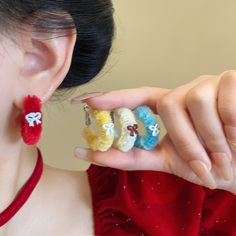The autumn and winter plush bow ear rings exude a unique and high-end charm for women. The gentle earrings are a retro bestseller and a personalized accessory full figure