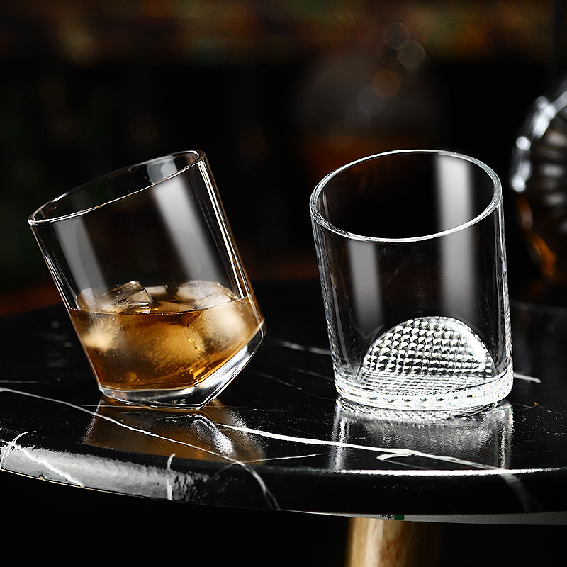 New, unique and creative tilted whisky glass, foreign wine glass, cocktail glass, wine bar sweet wine tilted untoppleable glass full figure