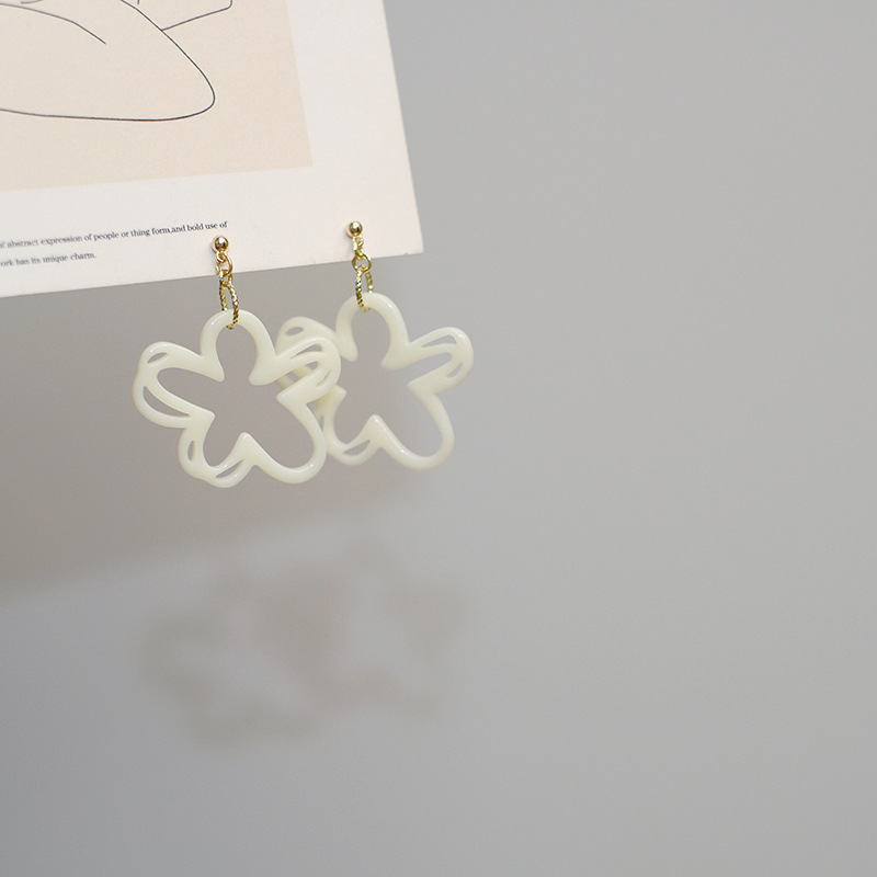 Hollowed-out petal white flower earrings, ethereal French sweet ear clips, no ear holes, female retro style stud earrings details Picture
