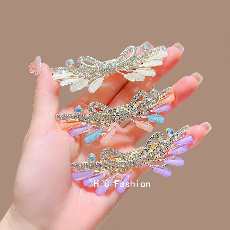 The new summer bow hair clip is a feminine spring clip headpiece with a high-end feel. It is half-tied at the back of the head and placed horizontally full figure