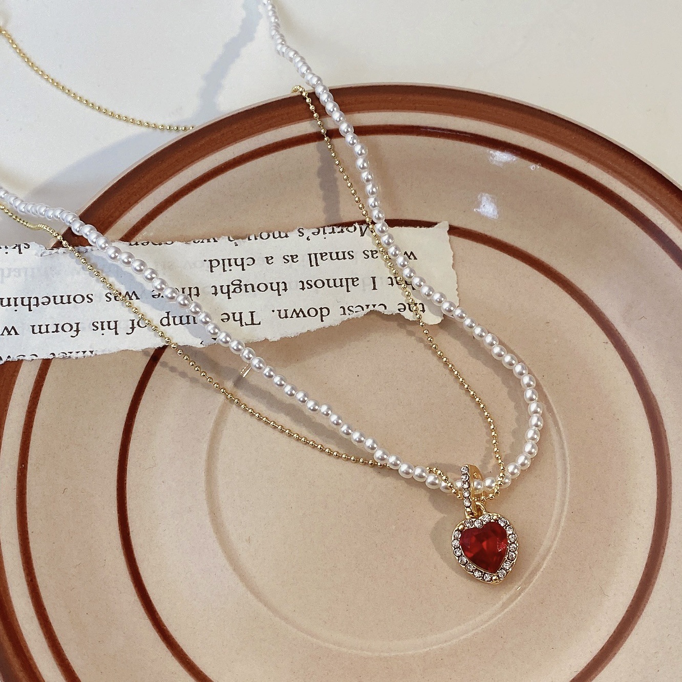 A double-layered heart-shaped pearl necklace for women with an Instagram minimalist design, a collarbone chain with a niche style, a French necklace Specification drawing