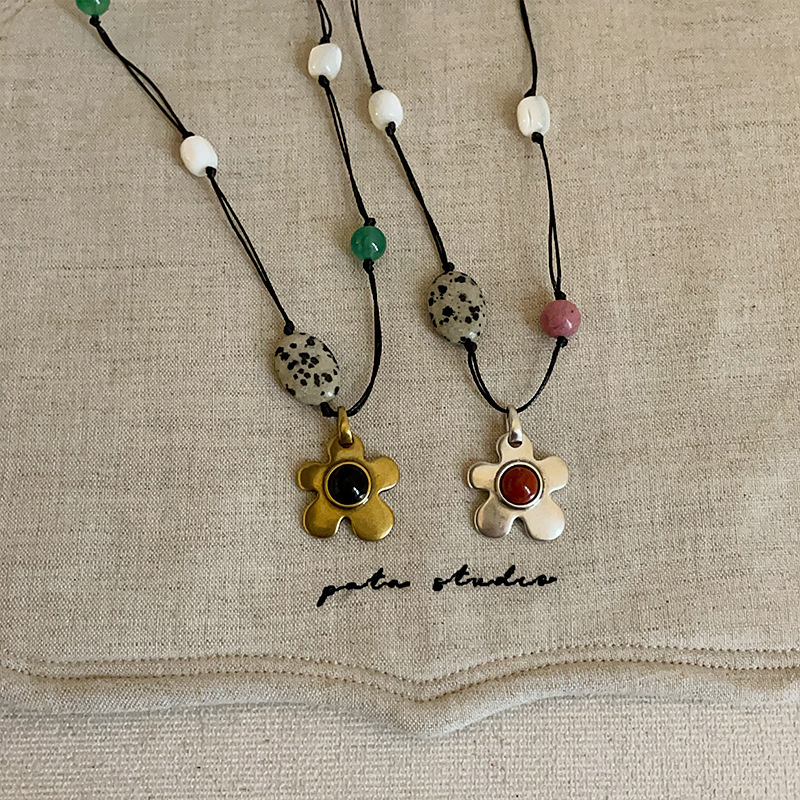 A retro and high-end natural stone spotted stone flower necklace, a unique and exquisite women's necklace and collarbone chain full figure