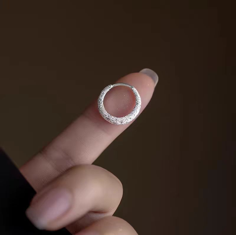 "Natural Sparkle" Silver matte ring earrings, a unique and high-end look for women, elegant and casual plain ring earrings Application Scenario