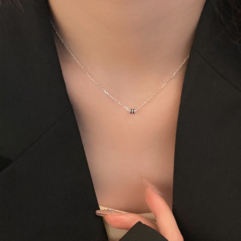 Black cylindrical geometric waist necklace for women, simple and versatile collarbone chain, short pendant popular on Instagram details Picture