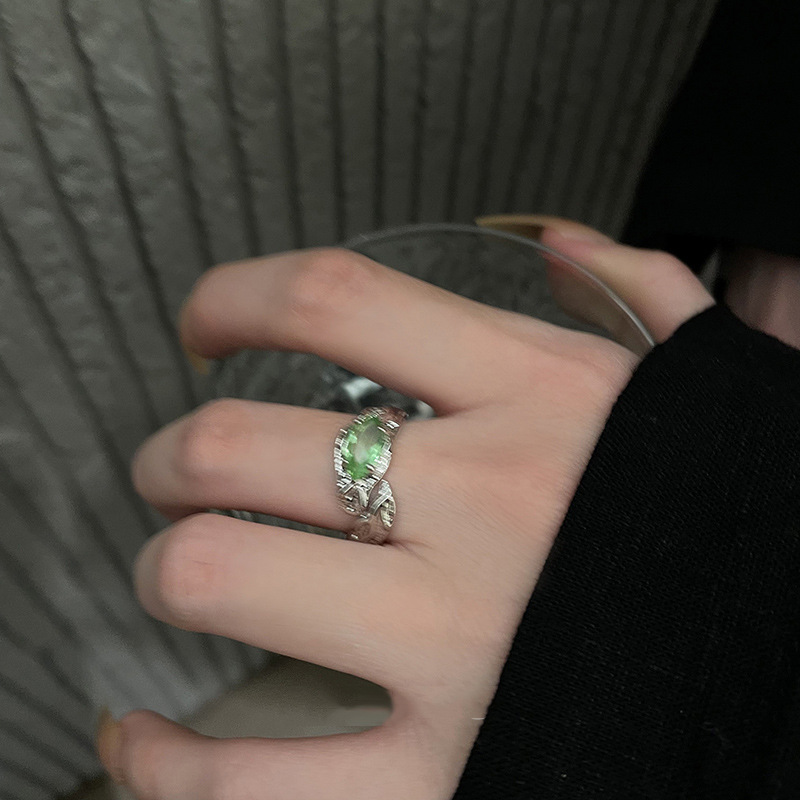 A cold green zircon texture open ring for women, a light luxury, niche and high-end ring, a unique and fashionable index finger ring Specification drawing