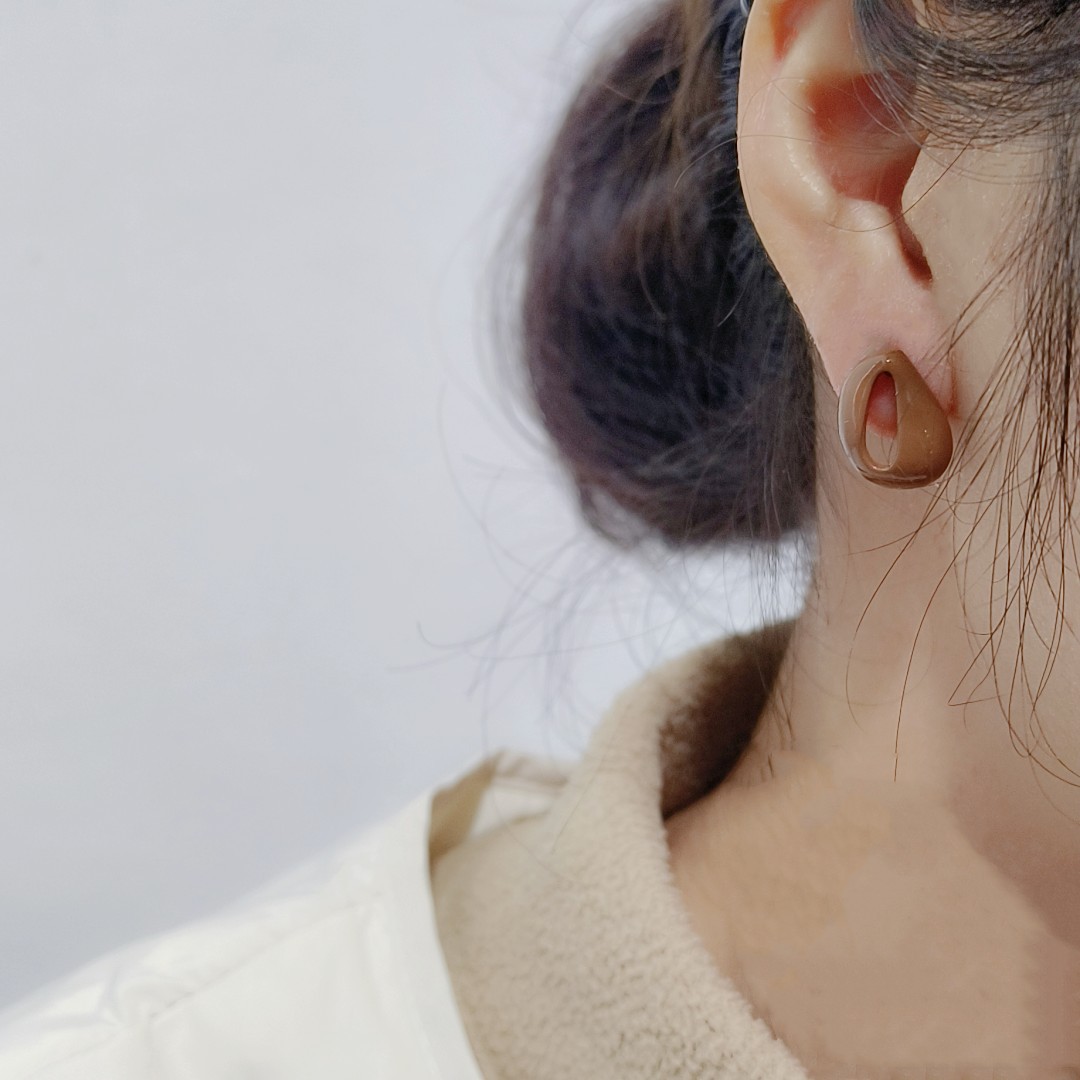 Maillard Gathering ~ Autumn and Winter milk coffee, versatile high-end stud earrings, women's ins, trendy, light luxury, fashionable and elegant, with a niche design sense details Picture