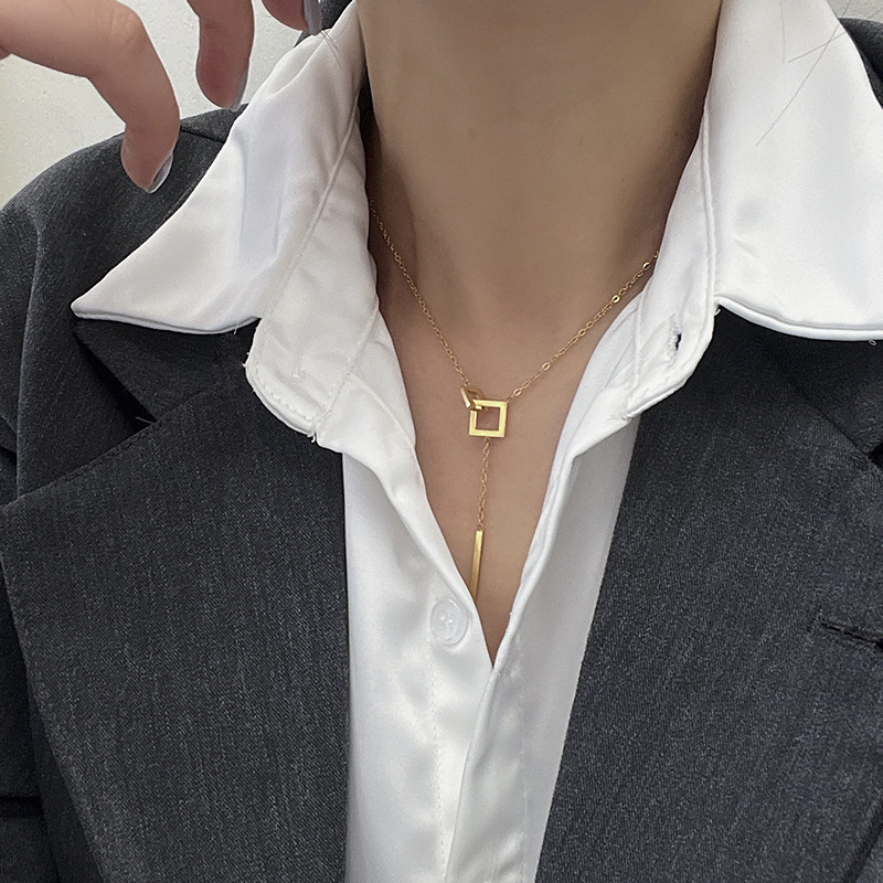 A niche design square geometric necklace for women, a light luxury long collarbone chain, retro and simple, elegant and fashionable accessory details Picture