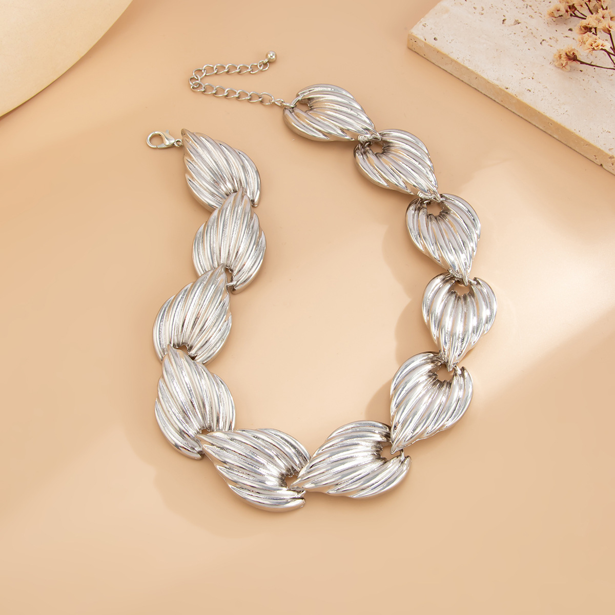 European and American cross-border accessories, ins fashion irregular-shaped shell patchwork Necklace, punk metal feel Necklace necklace Application Scenario