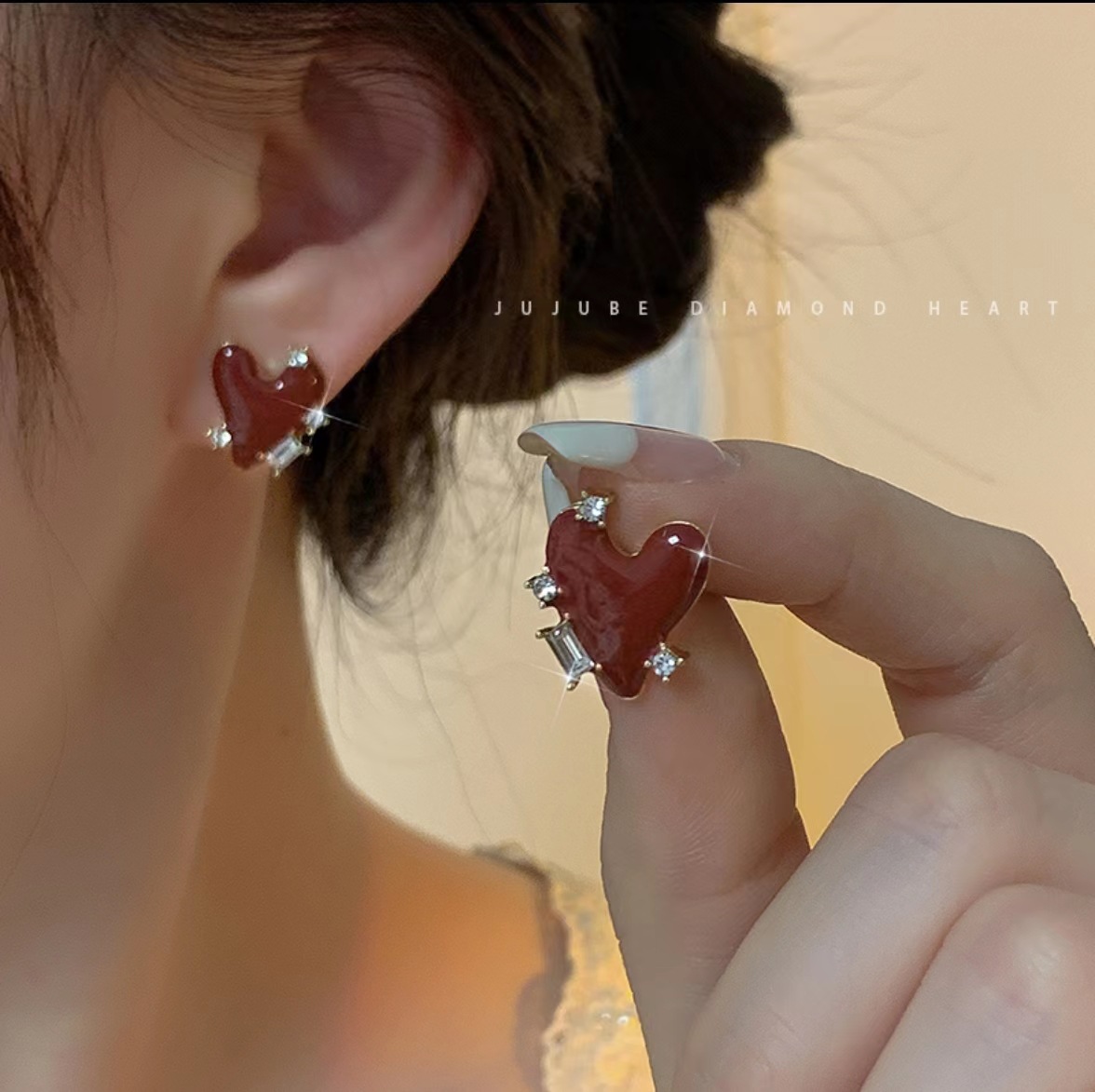 2025 Red retro heart-shaped stud earrings for women, a niche design with a high-end and elegant look, a new fashionable diamond earrings accessory full figure