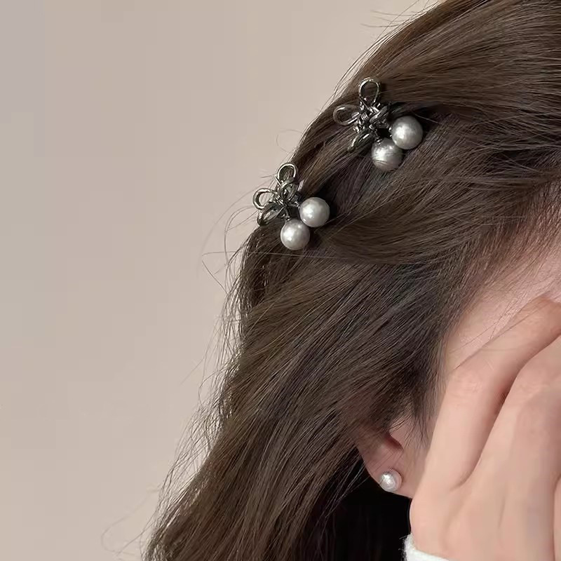 Grey cherry pearl small scratch-off women's 2025 new high-end style hair clip, forehead bangs clip, side clip hair accessory Application Scenario