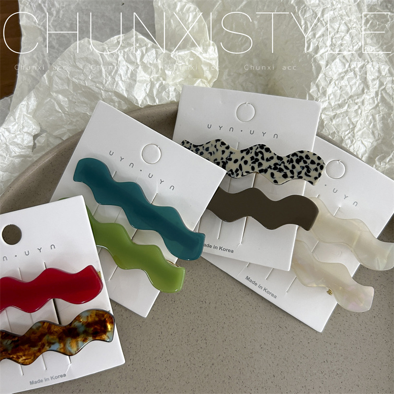 This is a new summer style hair clip in acetic acid green and white, featuring a minimalist Korean style and a cute girlish heart, just like the popular Instagram Specification drawing