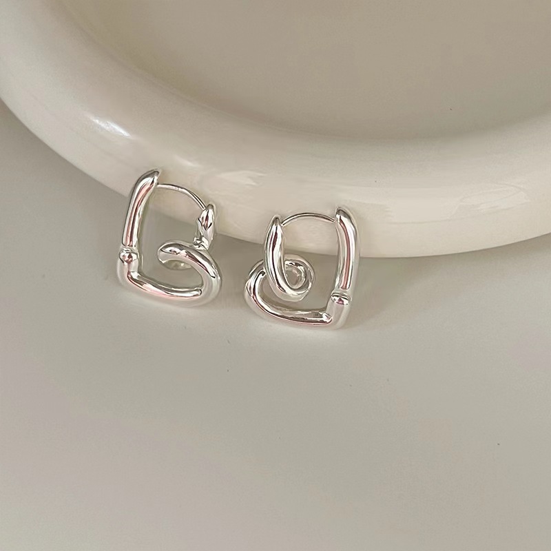 Meet love at the corner ~ Simple and niche design with knotted heart-shaped ear buckles for women's 2025 autumn/winter new fashion earrings Application Scenario