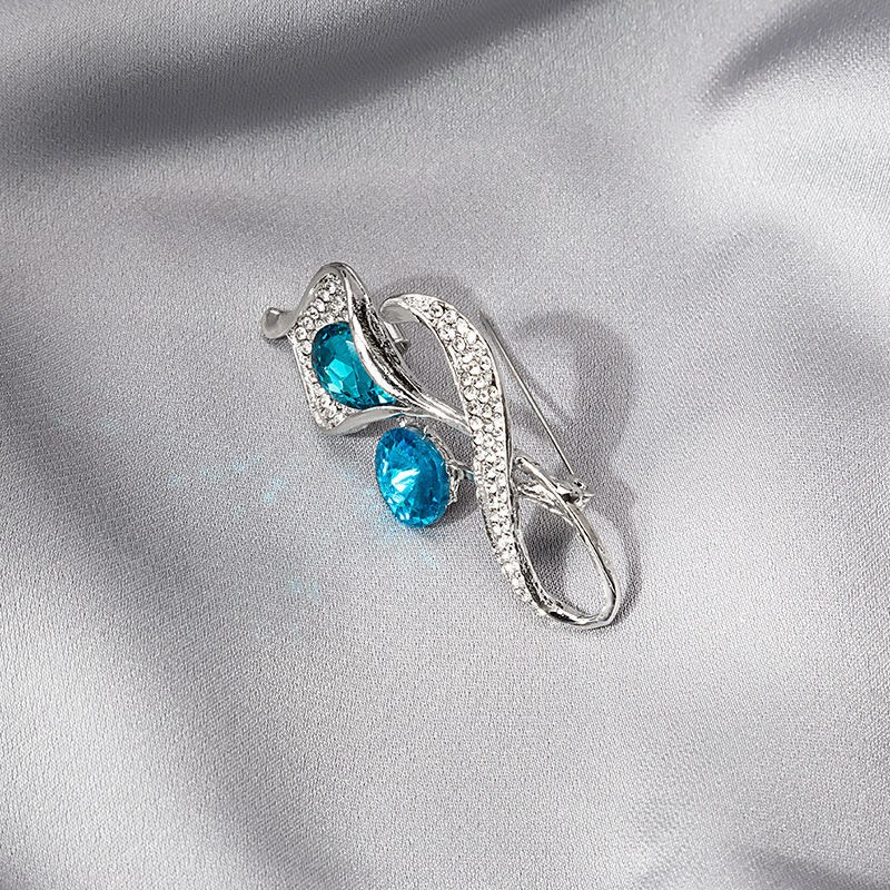 European and American exaggerated floral-shaped women's brooches, fashionable blue crystal calla lily brooches, elegant and refined corsages Application Scenario