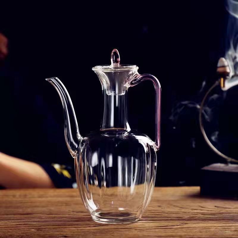 A small glass teapot in the style of the Song Dynasty, transparent for brewing green tea, a tea set for tea brewing, a household imperial concubine wine pot full figure