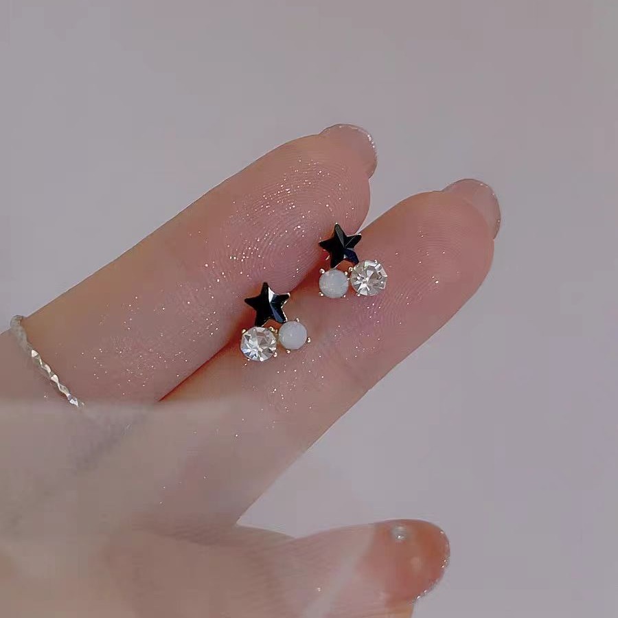 Compact and mini, with a unique ins style and niche design, black star stud earrings, sweet and cool style, spicy girl ear bone stud earrings for women full figure