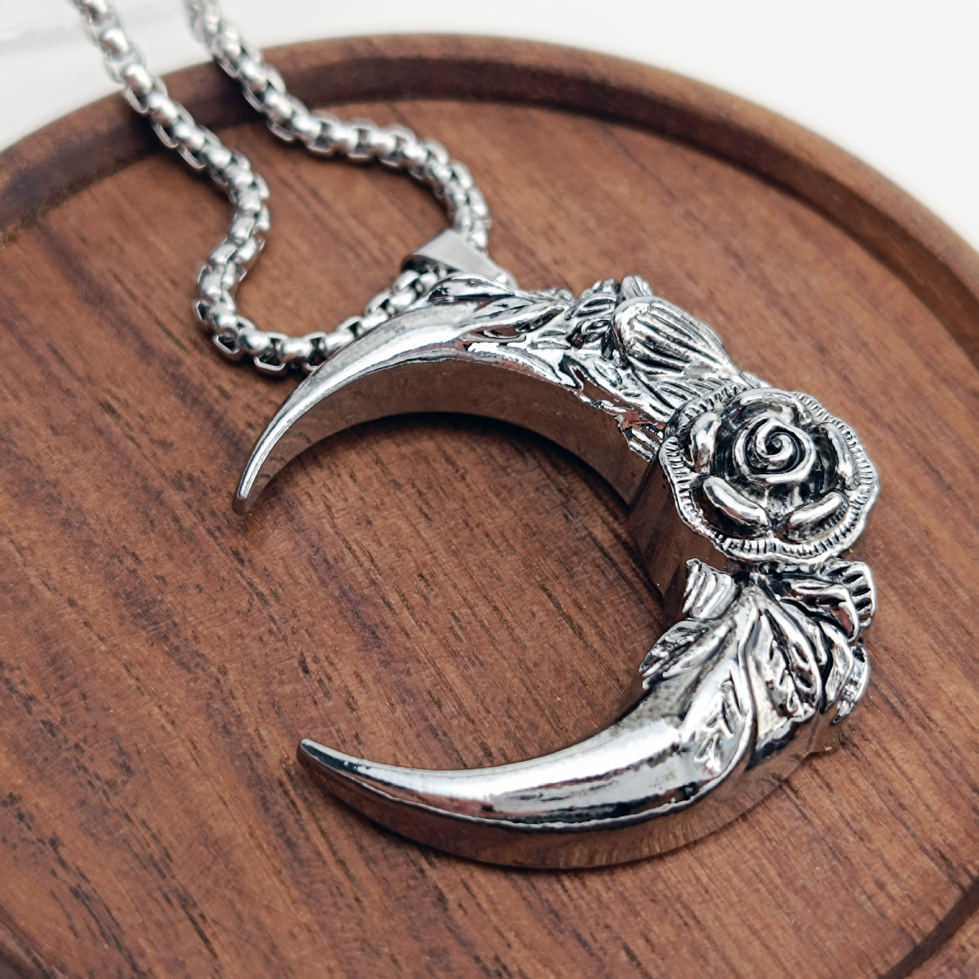 New cross-border internet-famous moon rose necklace for men and women, European and American Instagram style street personality punk couple pendants Specification drawing