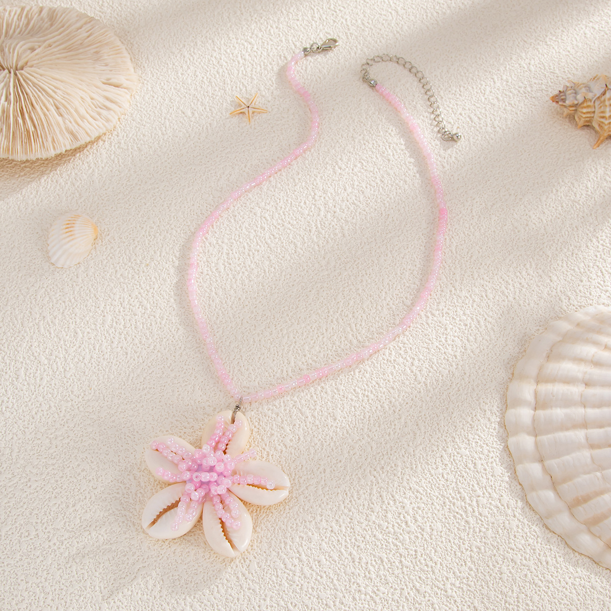 European and American cross-border jewelry, seaside vacation style flower shell pendant necklace, women's Bohemian beaded collarbone chain Application Scenario