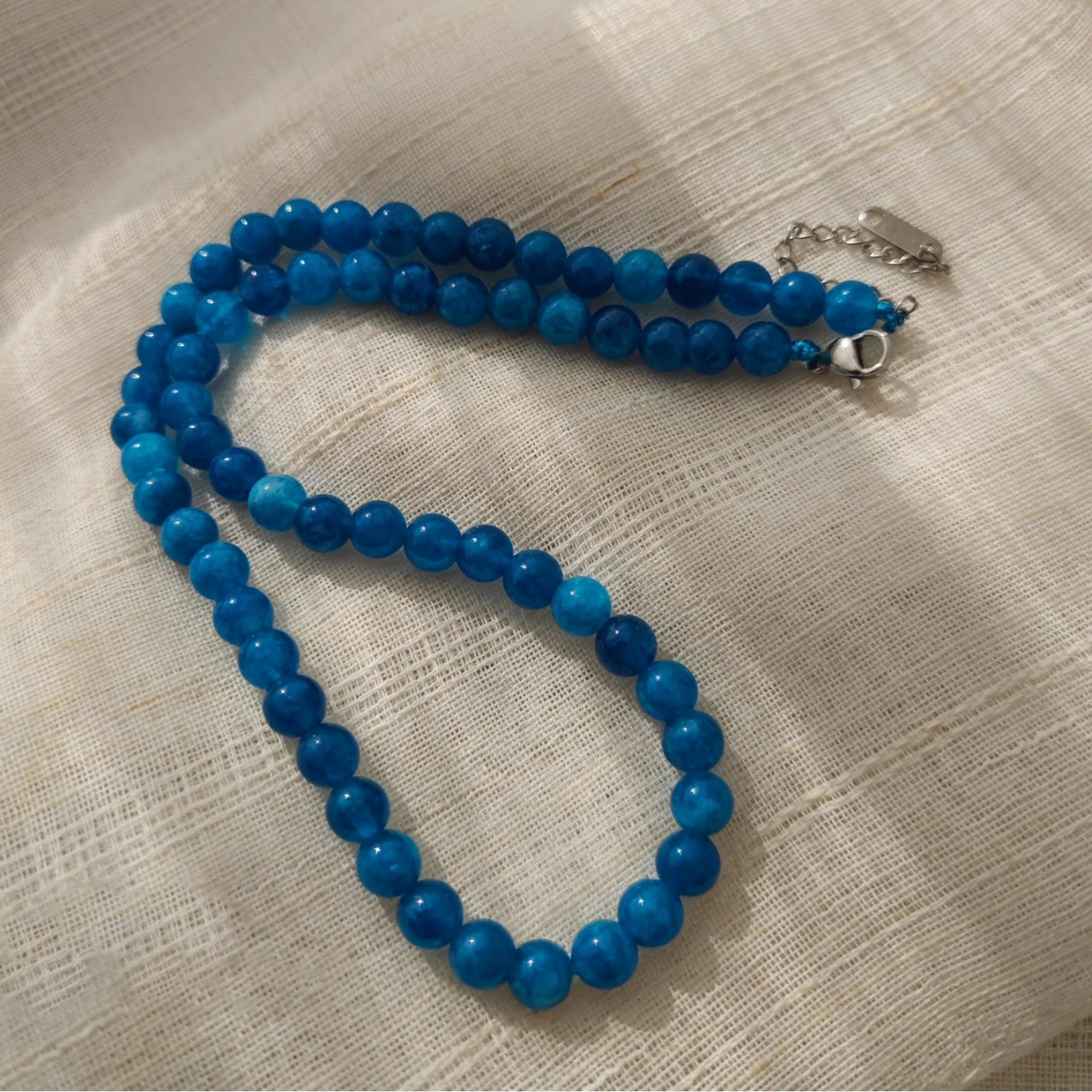 A simple retro Chinese-style necklace with a 2mm lapis lazuli collarbone chain for women, featuring millet beads, diamonds and a football face Specification drawing