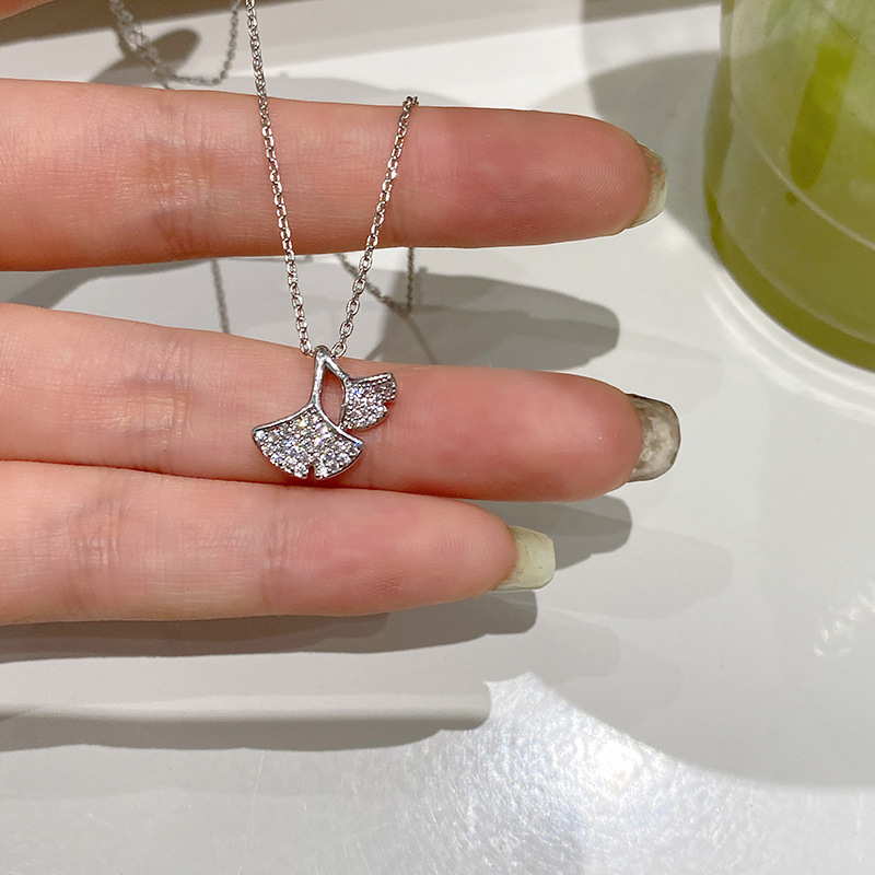Golden ginkgo leaf zircon fine necklace for women in summer, with a unique charm and a light luxury design with a collarbone chain feel Specification drawing