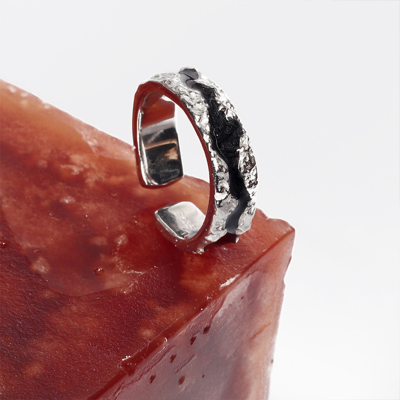 The ins women's fashion ring features a niche design with an irregular and cold style. It has a dark design sense and is versatile and elegant Application Scenario