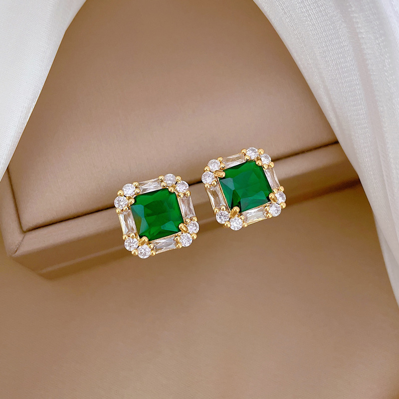 【 Titanium Steel 】 Necklace and earring set, light luxury Full diamond green square, personalized and elegant banquet earrings and necklaces Application Scenario