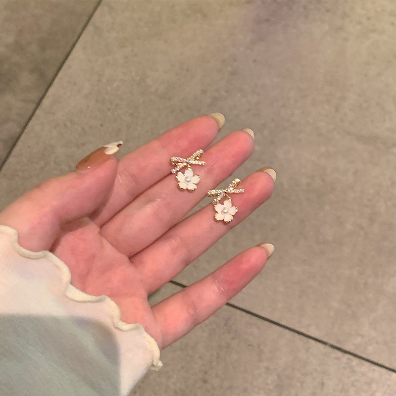 【1-2 yuan Earrings 】ins Korean version light Luxury high-end versatile stud earrings 2025 New style Personalized, fashionable and elegant earrings Application Scenario