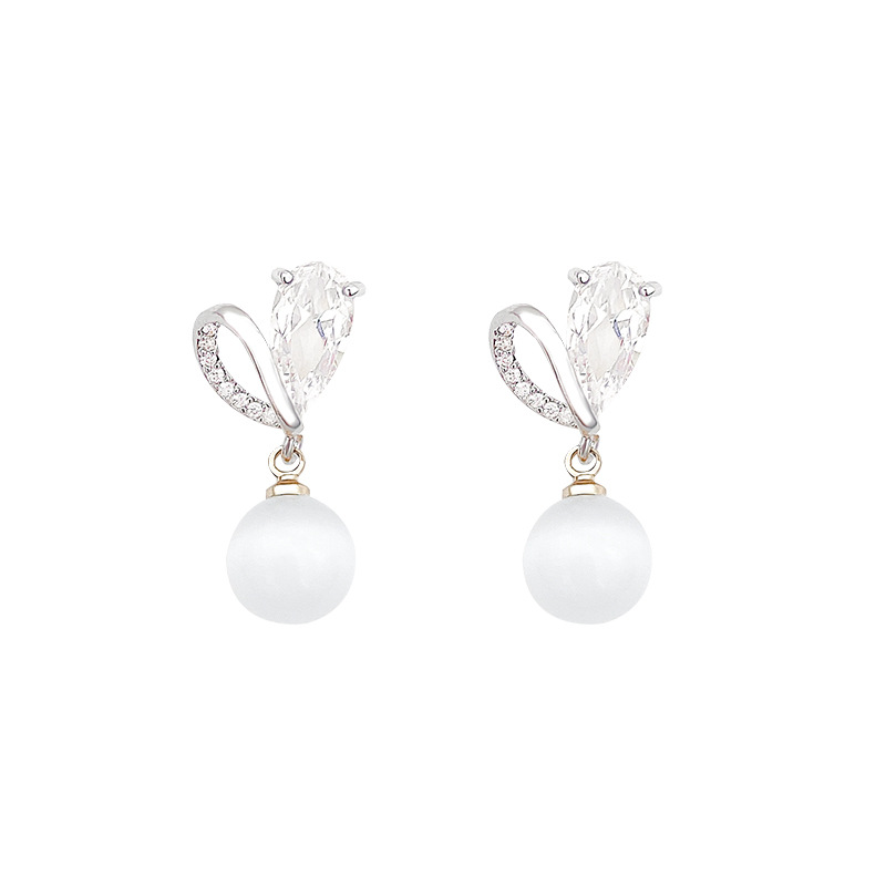 Fashionable cat's eye heart-shaped earrings for women, a light luxury, niche and high-end look, versatile zircon stud earrings, a popular and best-selling ear accessory Item Picture