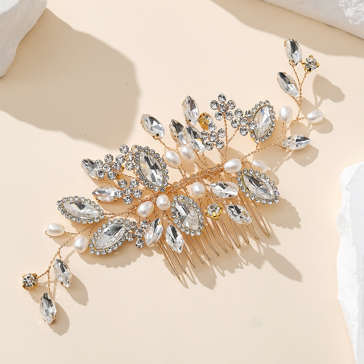 New European and American bridal comb hair accessories, wedding ladies' retro updo hair accessories, handcrafted rhinestone and pearl hair combs details Picture