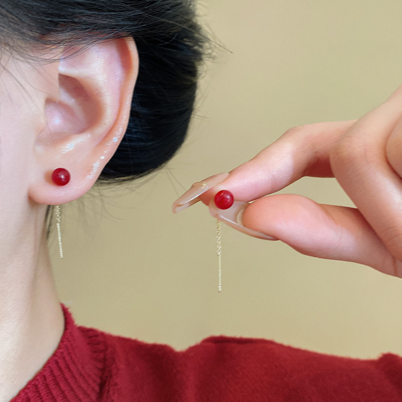 The Ankela red love bean tassel ear thread exudes a feminine, high-end and exquisite touch. The delicate ear studs are a light luxury and New Year's style earrings details Picture