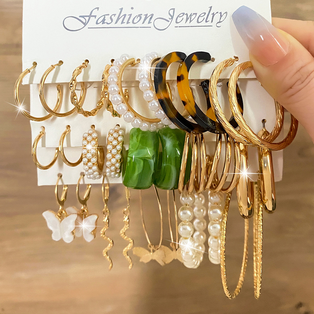 A 5-piece set of cross-border earrings from Europe and America, featuring retro alloy butterfly and snake-shaped stud earrings, and a creative and simple acrylic earring set full figure