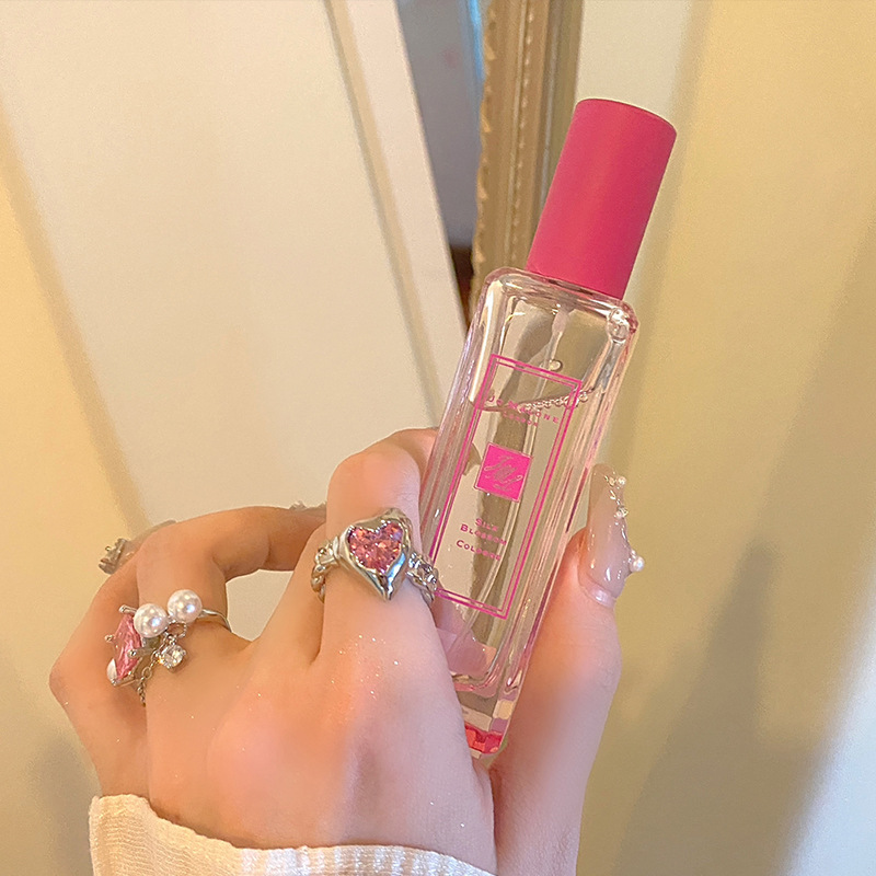 Korean-style metal liquefied girl pink heart-shaped zircon chain opening cold style ring, fashionable and versatile Application Scenario