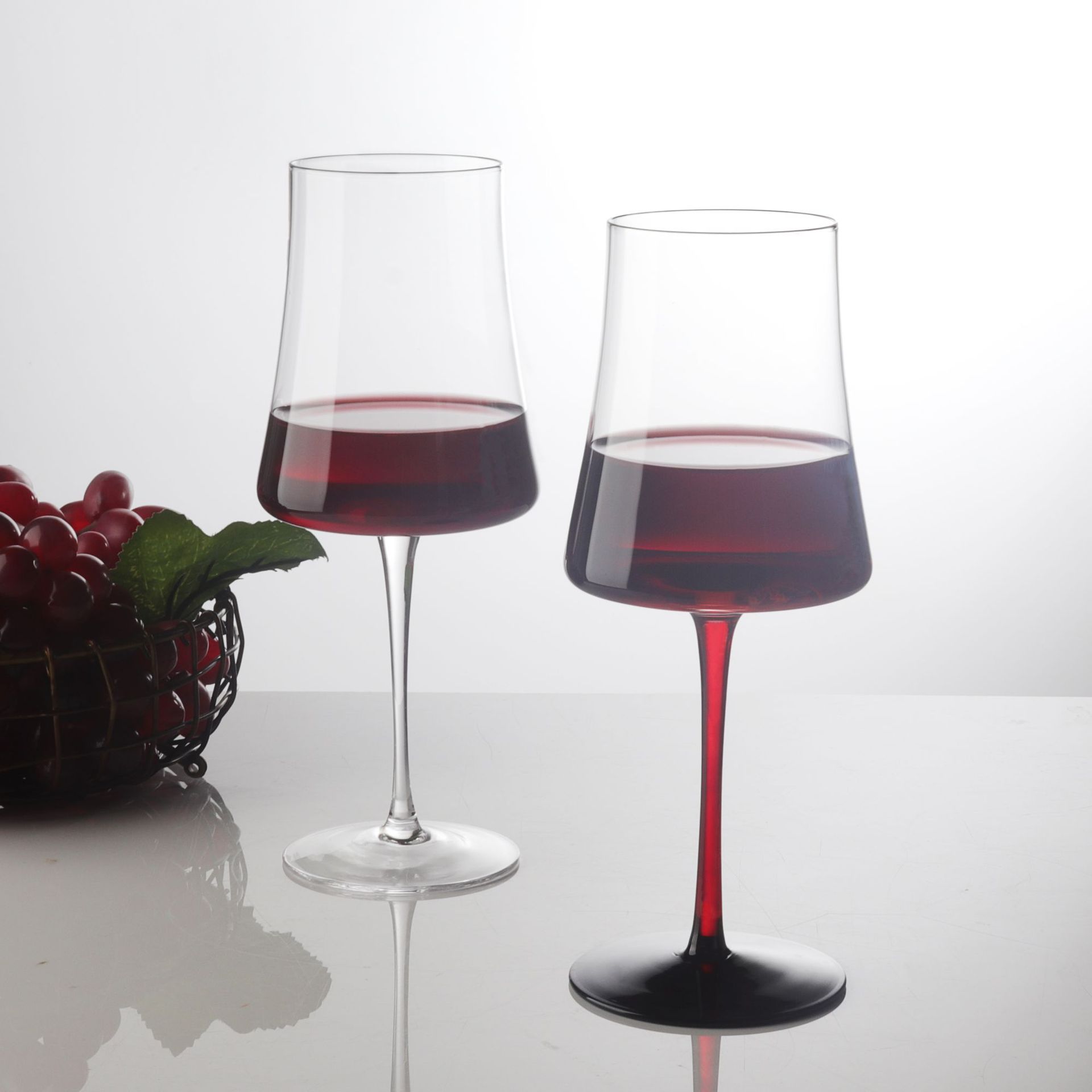 Crystal glass cinched waist red wine glass, simple tall wine glass, creative wine glass, home light luxury red wine glass Application Scenario