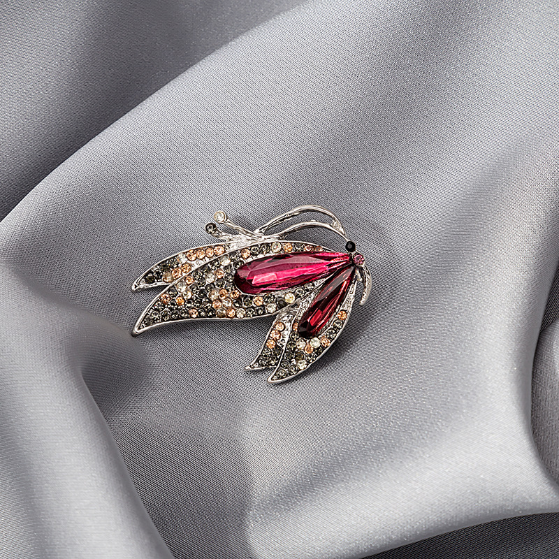 Factory direct sales of Korean-style crystal versatile brooches, European and American big brands, simple and elegant, retro girl's corsage accessories full figure
