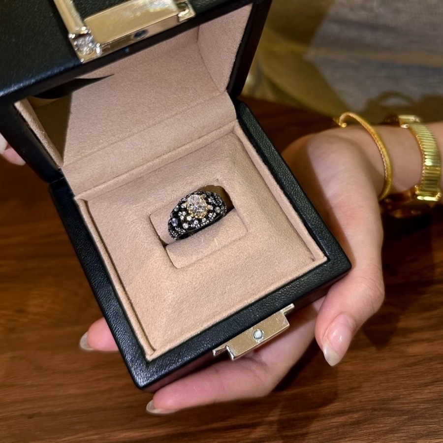 vintager vintage black oval diamond zircon ring for women, exquisite index finger ring, light luxury and high-end ring trend Specification drawing