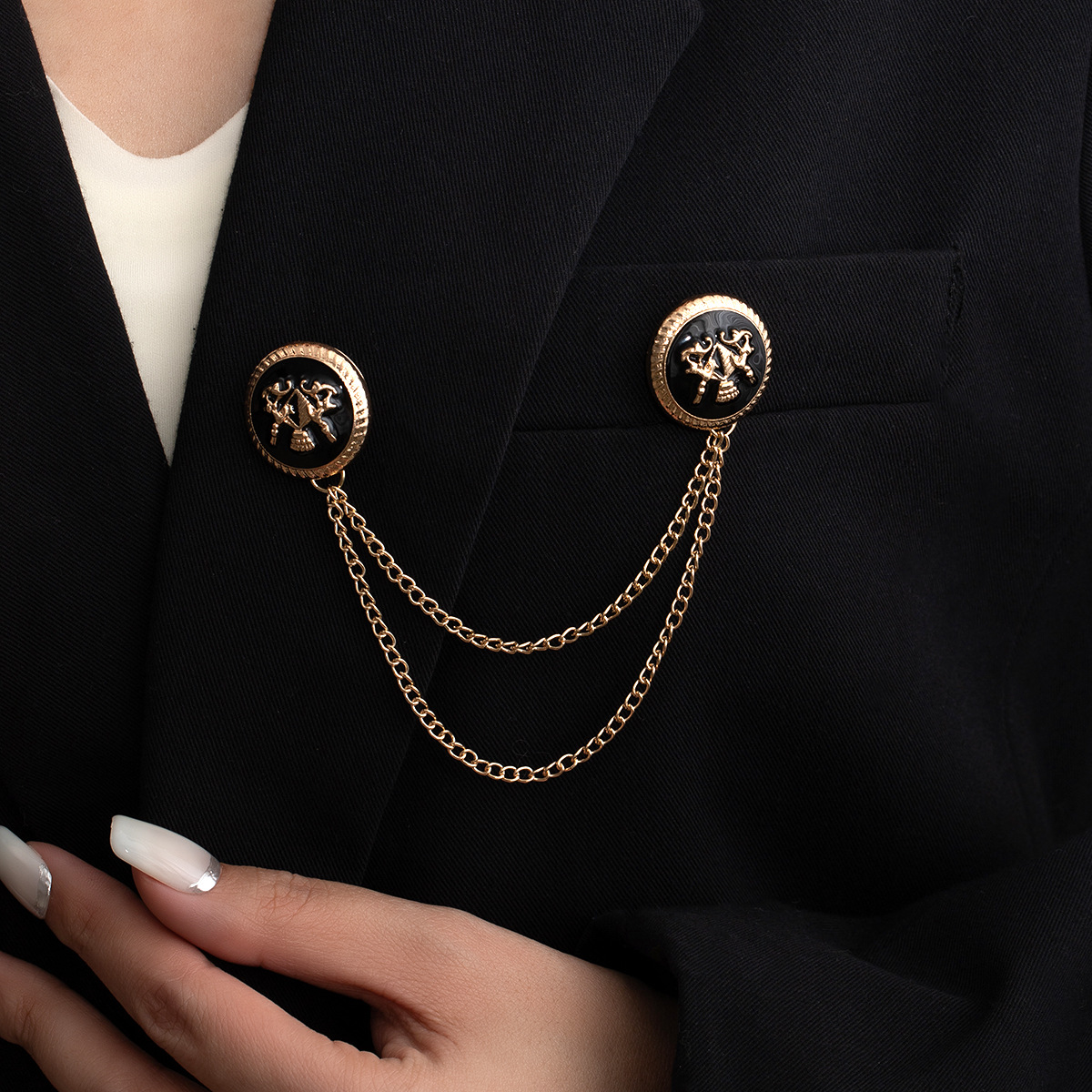 European and American light luxury high-end, British style brooch, retro metal chain, button-down buttons, niche, simple and fashionable chest accessory full figure