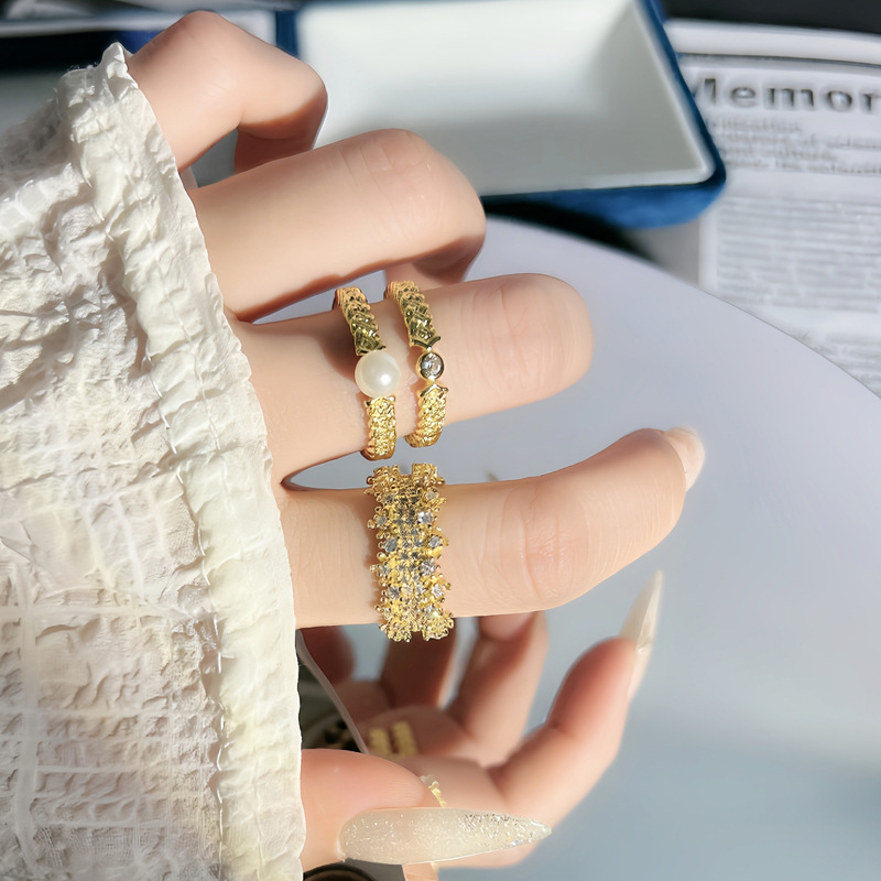 The light luxury starry sky ring is a niche design for women. It features exquisite filigree weaving and a unique, high-end feel. It can be worn in layers as a best friend ring details Picture
