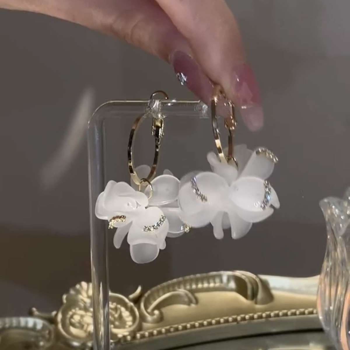 The super ethereal white petal earrings are a spring bestseller for women. The small chanel-style stud earrings exude a sense of sophistication and are versatile and elegant Specification drawing