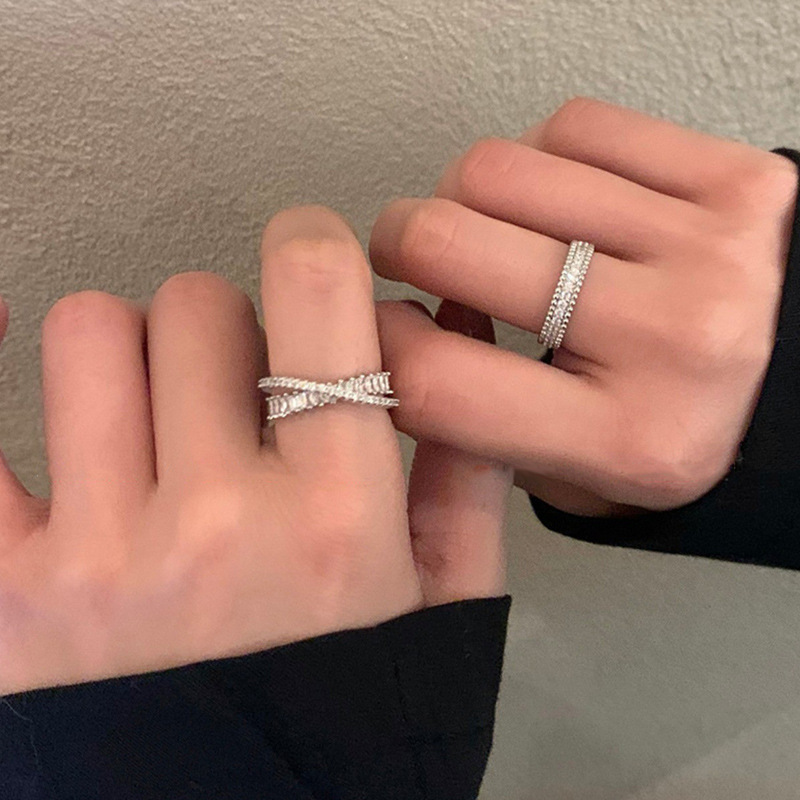 The interlaced zircon ring is a niche design for women, with a simple and adjustable opening. It is an exquisite and high-end plain ring full figure