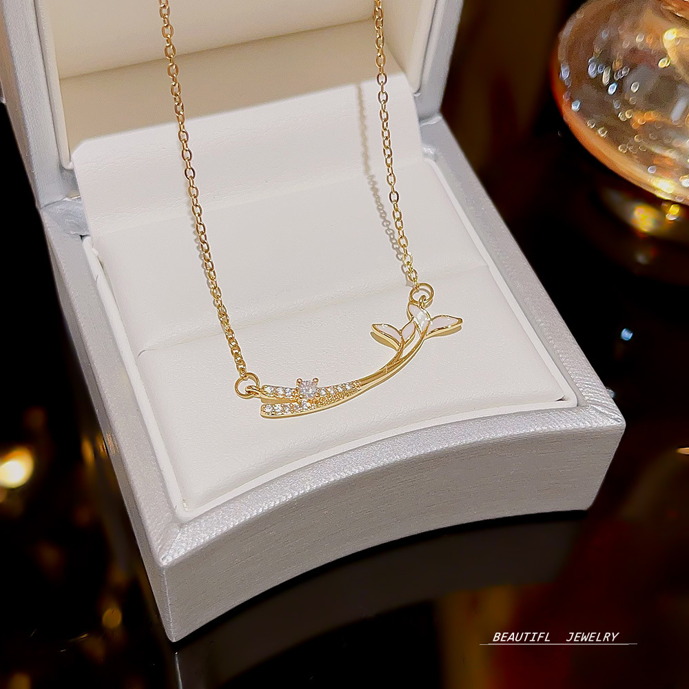 Korean simple fishtail necklace that doesn't fade, light luxury new pendant, niche design sense, versatile necklace, collarbone chain for women full figure