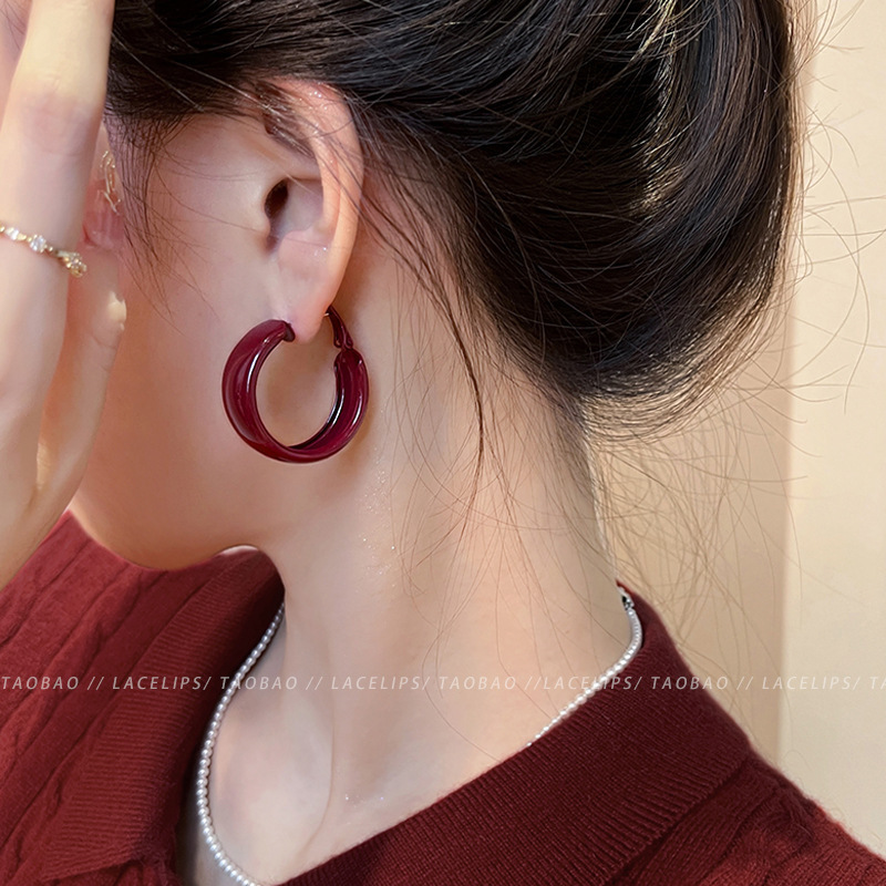 Elegant Ankela red circle ear loops, retro Hong Kong-style red glazed ear loops, a niche new design for autumn and winter, simple and individual Application Scenario