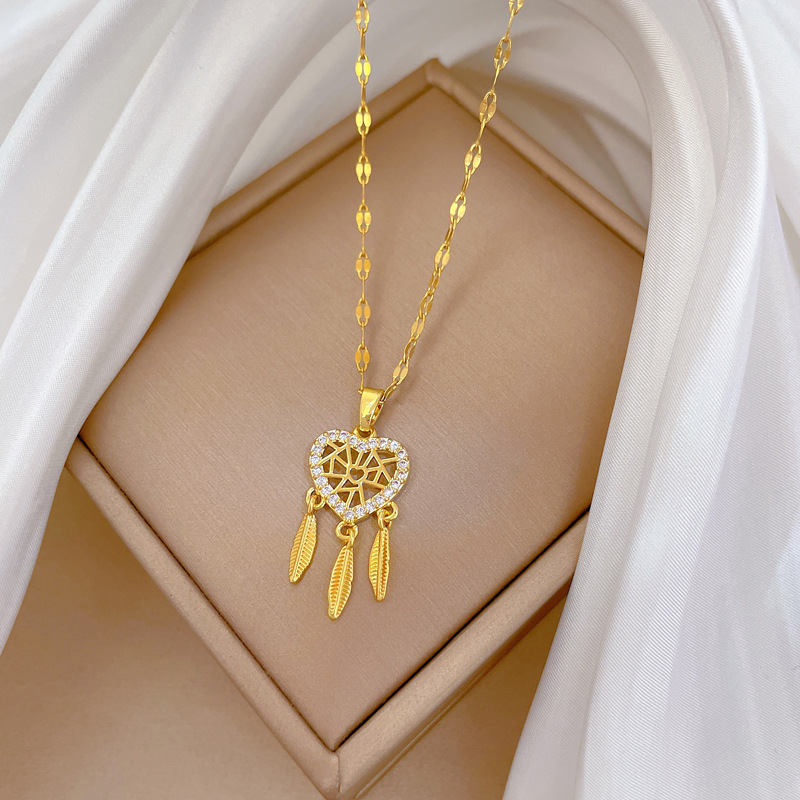 【 Titanium Steel 】 A new women's collarbone chain with a light luxury slightly inlaid real gold feather, featuring a light luxury and niche design Application Scenario