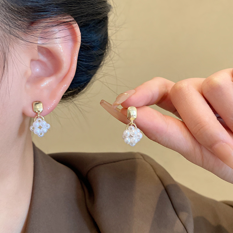 Super ethereal and elegant rice-grain pearl stud earrings for women, light luxury and niche metal feel earrings, versatile and elegant internet-famous earrings wholesale details Picture