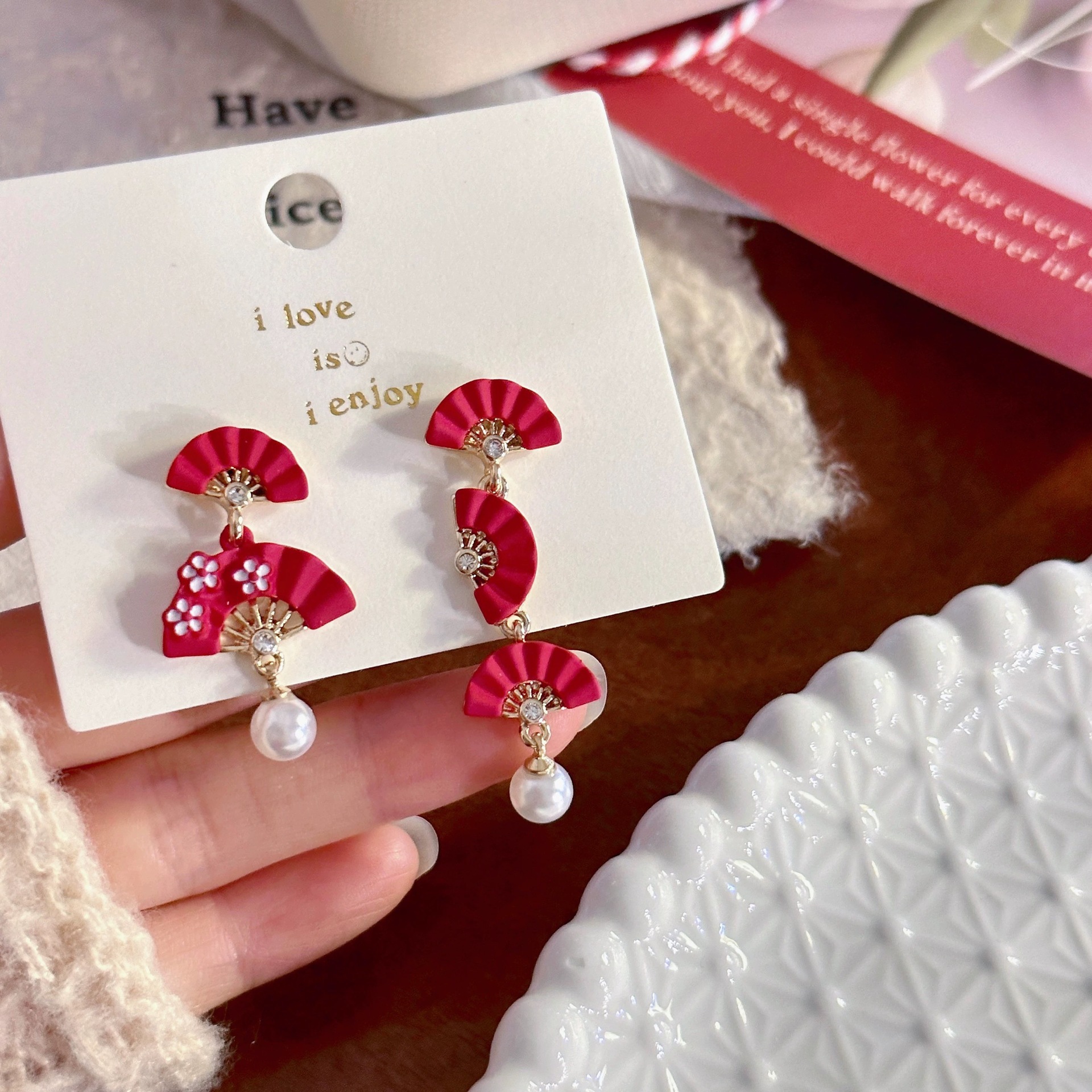 The new Chinese-style Ankela red irregular fan-shaped stud earrings have a unique design sense. The bride's earrings can be worn in a cheongsam with earrings full figure
