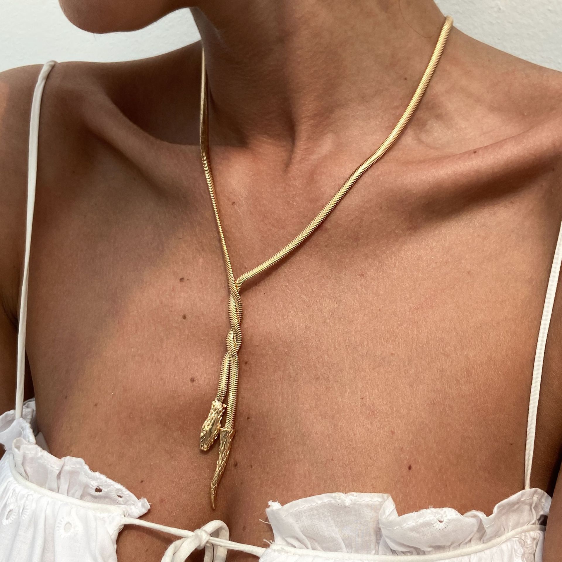European and American cross-border jewelry, fashionable flat snake woven alloy necklace, simple tassel snake head pendant, collarbone chain full figure