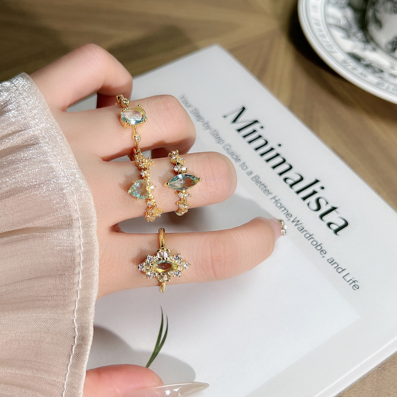 The high-end and trendy sea blue zirconium oval pigeon egg blue ring is exquisite and versatile for women. It can be worn in layers and exudes a geometric charm full figure