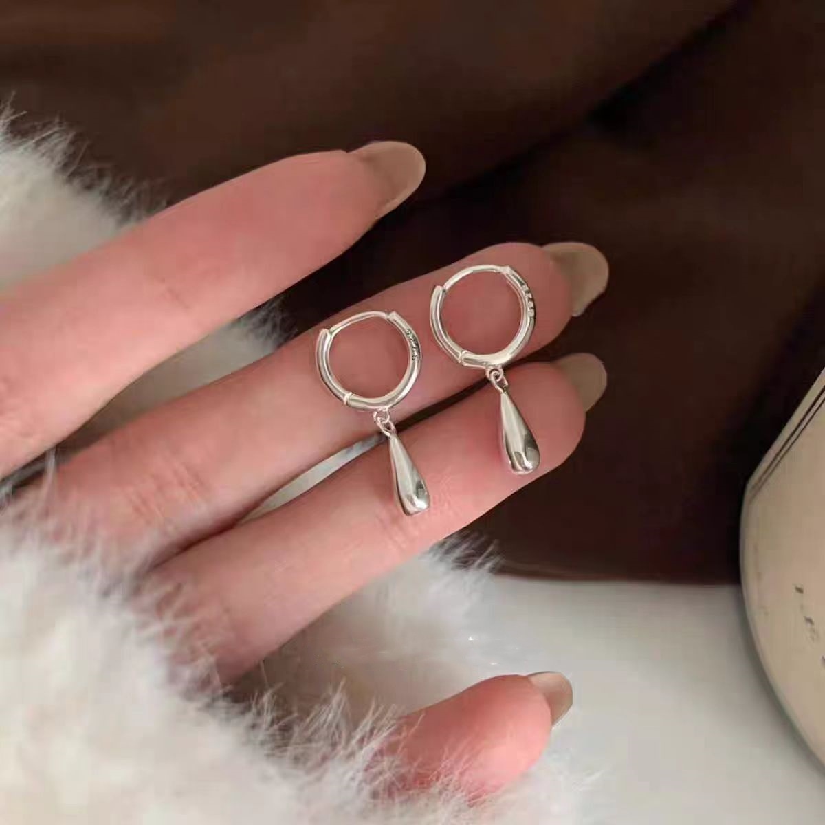 Water drop pendant ear buckles are simple and versatile for women's daily commuting. They are personalized earrings and earrings with a French cool style and a high-quality stud full figure