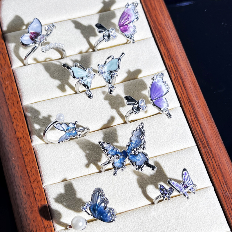 Enamel gradient butterfly ring for women, 2025 new style, fashionable and individual, cold style, niche design, index finger ring Application Scenario