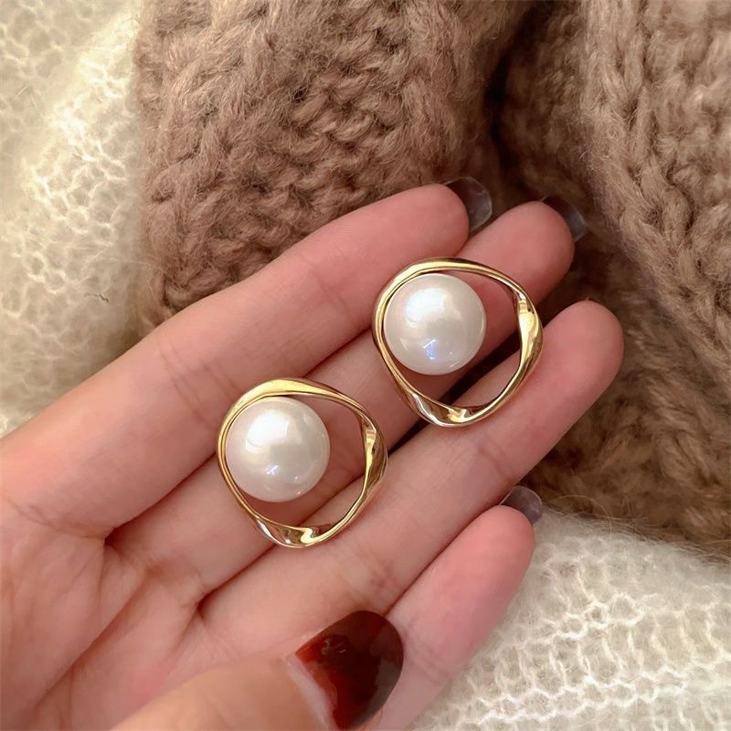 Pearl collection stud earrings for women's Instagram trendy Korean style, light luxury, high-end and elegant retro earrings, 2025 new style earrings Application Scenario