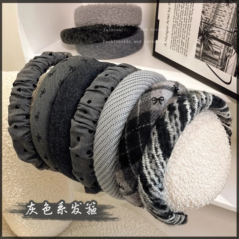 The grey Korean-style hair band for spring and summer exudes a high-end vibe. It features a bow polka dot high headband on the top of the head for washing the face and a stylish hairpin Application Scenario