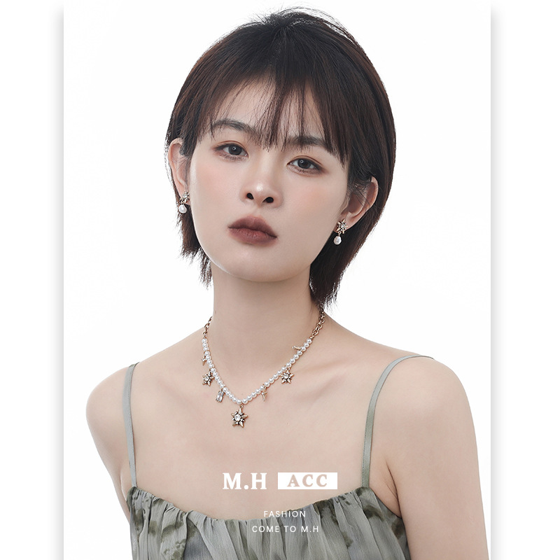 Original light luxury ins ancient gold five-pointed star necklace for women, French retro pearl collarbone chain, versatile and high-end necklace details Picture